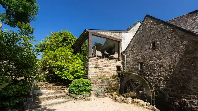 Invitation au voyage dans un moulin de charme a Moelan-Sur-Mer et surprise en chambre