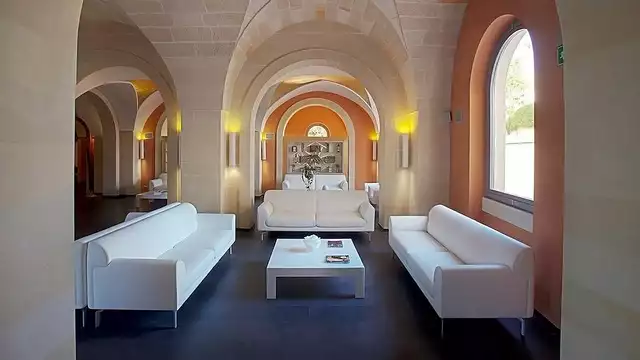 ¡Descubre la fantástica ciudad de Lecce y descansa en un moderno hotel con acceso al spa!