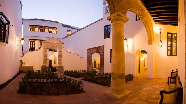 Romanticismo en habitación deluxe con desayuno, cava y frutas en Córdoba