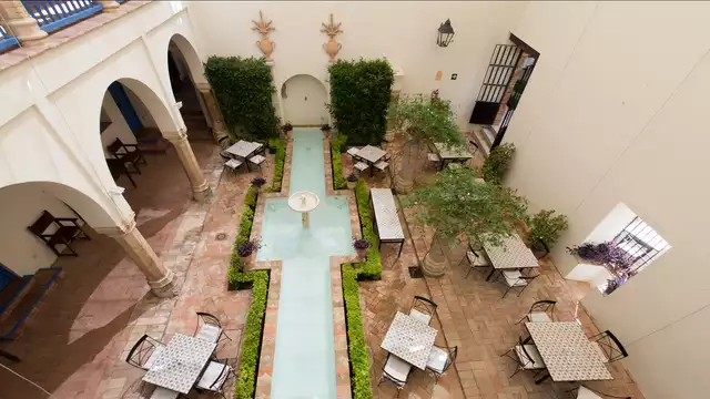 Romanticismo en habitación deluxe con desayuno, cava y frutas en Córdoba