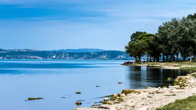 Weekend op de oevers van het Trasimeno meer in de kamer met uitzicht op het meer en ontbijt