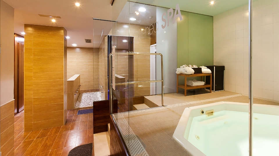 Aparthotel Atenea Valles - EDIT_jacuzzi.jpg