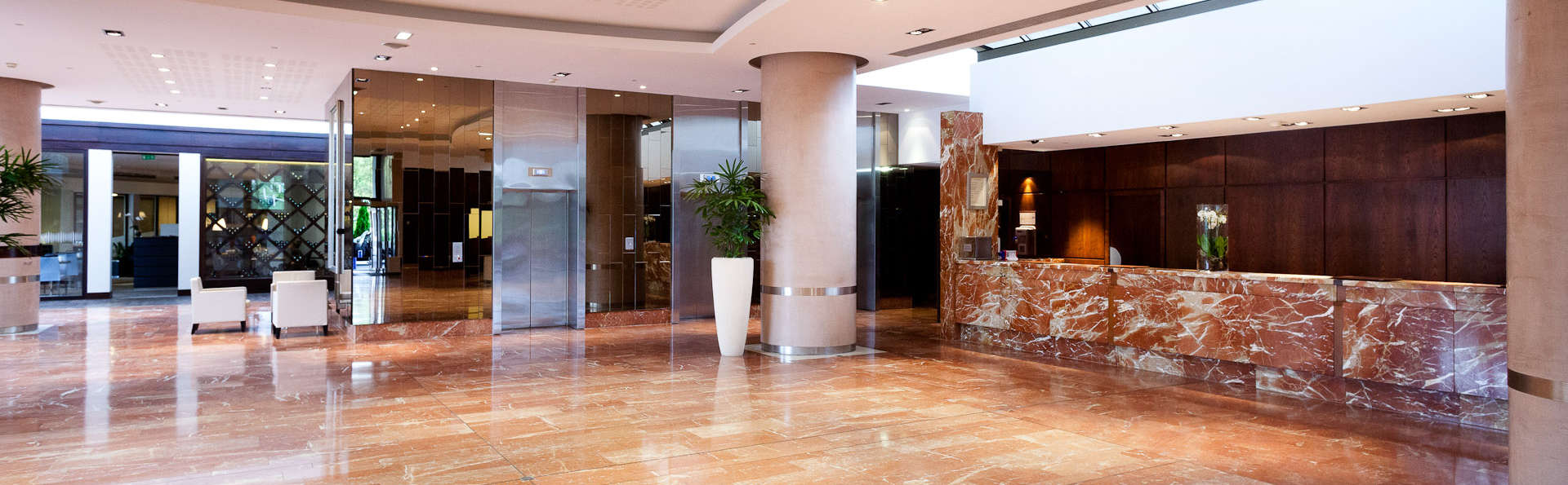 Hilton Strasbourg - EDIT_hall.jpg