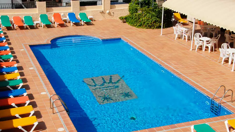 Escapada romantica con desayuno bombones y botella de cava en el Estartit
