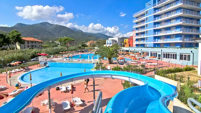 Escapada en familia en habitación triple con desayuno en la costa de Liguria