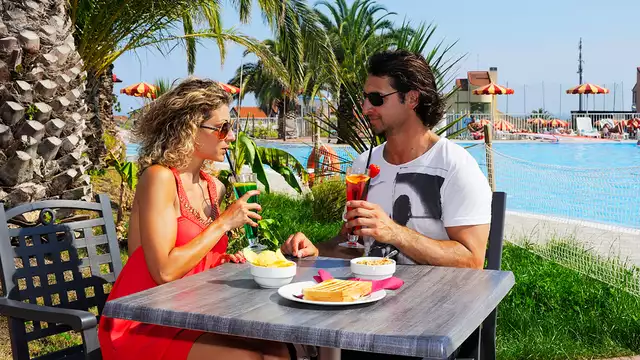 Vacanze in Liguria: notte in hotel sulla costa con piscina e in mezza pensione