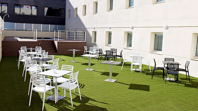 Fuga a Granada in camera tripla con colazione e piscina