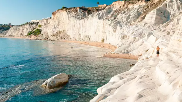 Alójate en una habitación superior en un complejo con vistas a la Scala dei Turchi