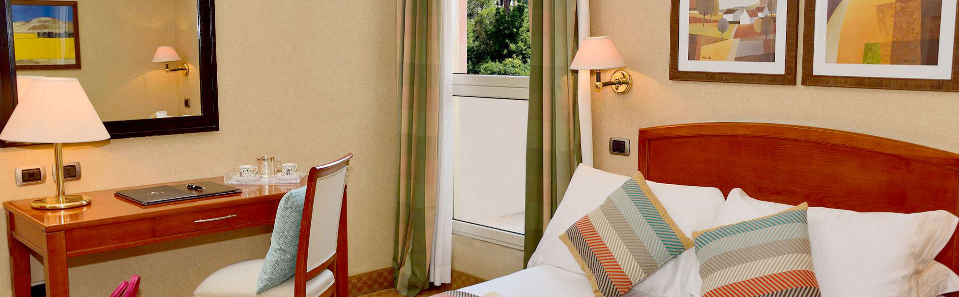 Hotel Apogia Lloyd Roma - Edit_room17.jpg