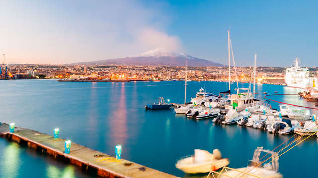 Alójate en un elegante hotel a las afueras de Catania, con vistas al Monte Etna (media pensión)