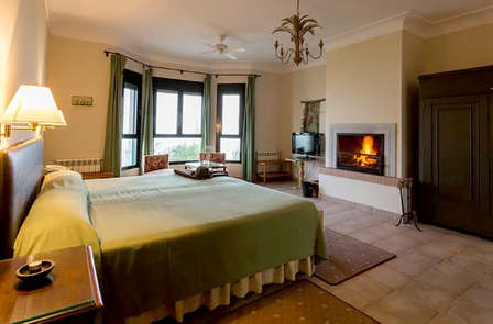 Séjour de luxe en suite avec bain thermal privé et parcours en 4x4 dans la dehesa