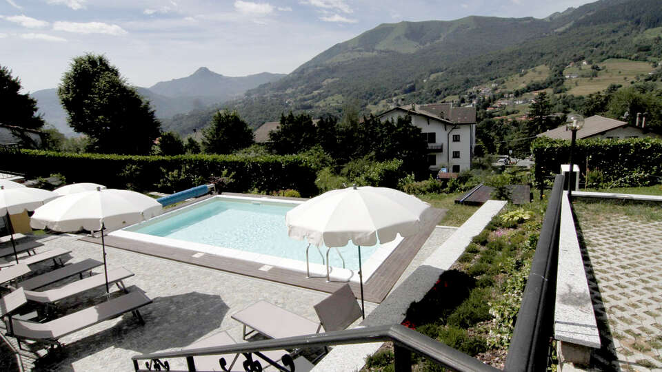 Romantisme entre deux lacs dans la province de Come