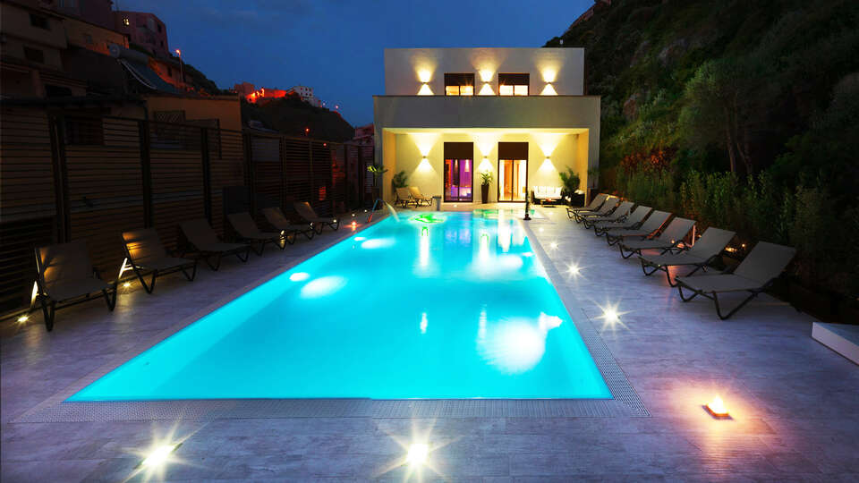 Hotel en bord de mer en Sardaigne avec petit dejeuner et piscine exterieure
