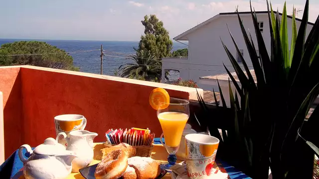 Vacaciones en Cala Gonone en habitación con vistas al mar y desayuno