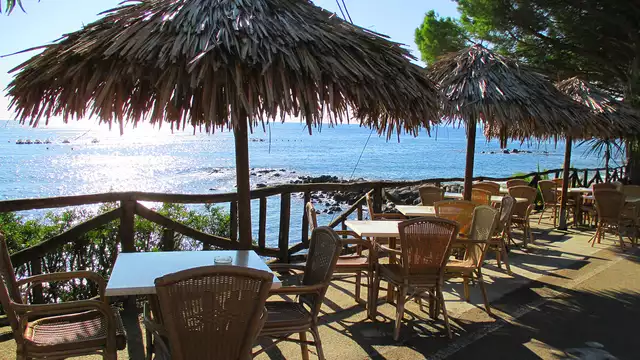 Vacaciones en Cala Gonone en habitación con vistas al mar y desayuno