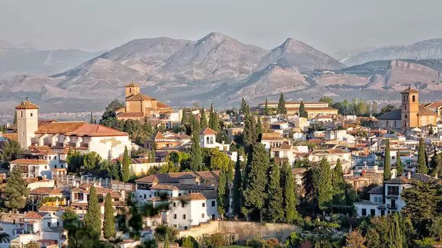 Vacaciones en familia en el corazón de la bella Granada con desayuno incluido