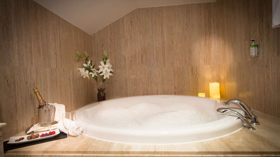 Escapada Romantica en suite con cava y jacuzzi en plena Sierra de Guadarrama