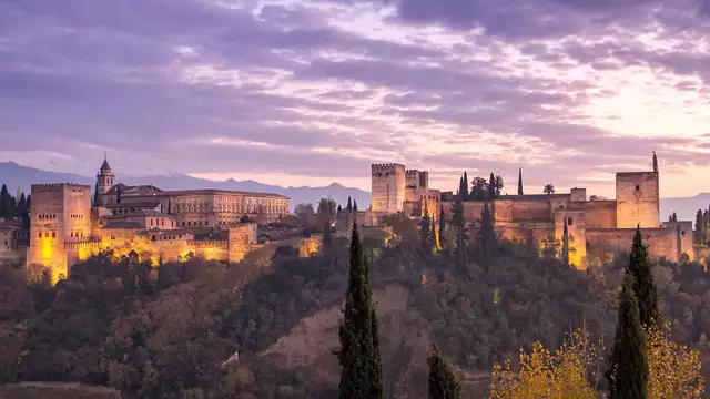 Driepersoonskamer in Granada met ontbijt en toegang tot het binnen- en buitenzwembad