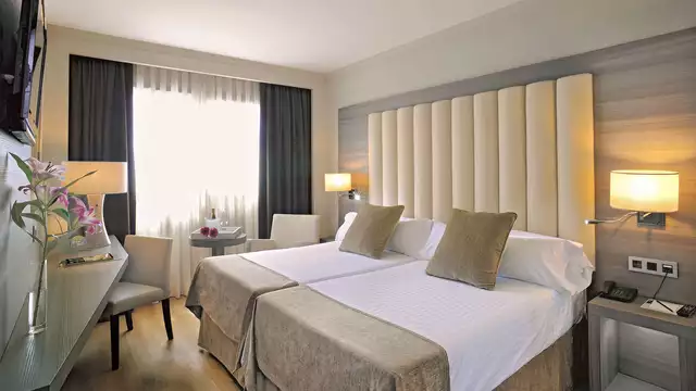 Ontdek Granada in dit centraal gelegen hotel met ontbijt en watercircuit