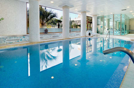 Oasis de paix à Fuengirola avec vue sur la mer, petit-déjeuner, spa et parking inclus