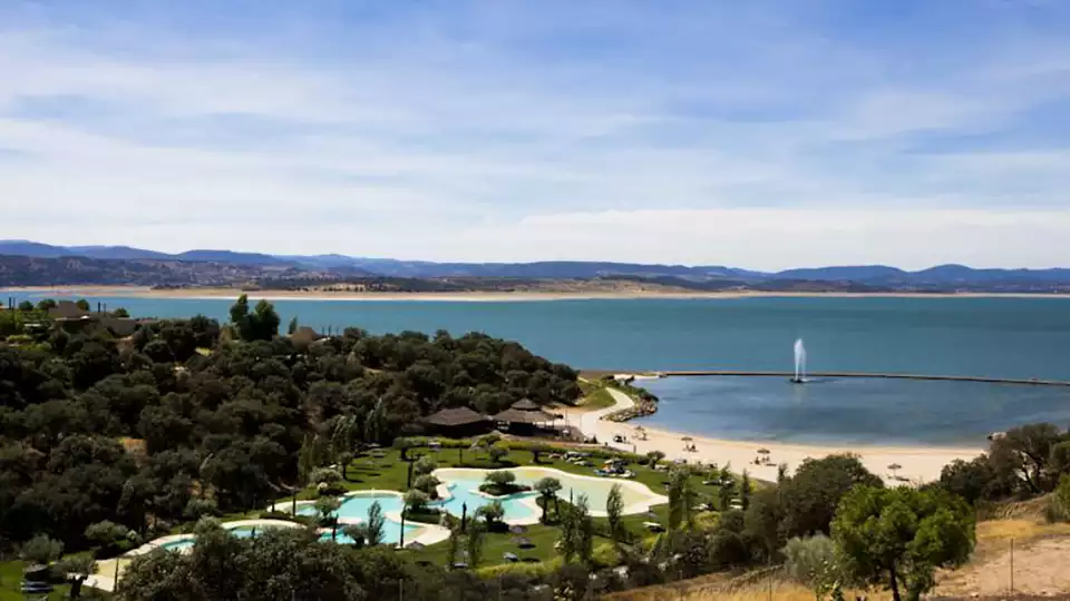 Escapada de lujo en la insolita isla de Valdecanas con desayuno incluido cerca del Parque Natural