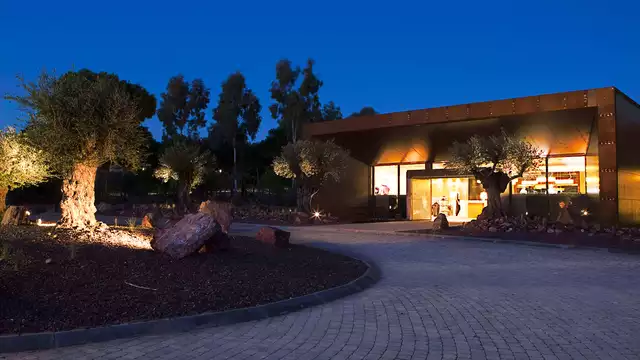 Escapada de lujo en la insolita isla de Valdecanas con desayuno incluido cerca del Parque Natural