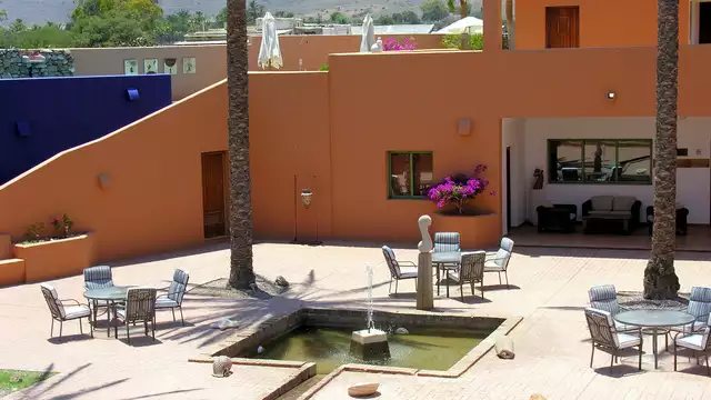 Alójate en el corazón del Parque Natural Cabo de Gata con desayuno y piscina