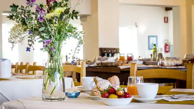 Una pausa della routine con colazione in hotel con piscina a San Quirico d Orcia Siena