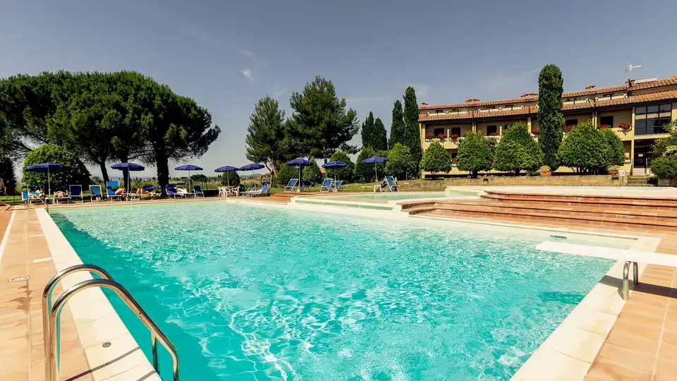 Una pausa della routine con colazione in hotel con piscina a San Quirico d Orcia Siena