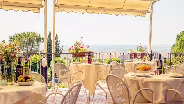 Una pausa della routine con colazione in hotel con piscina a San Quirico d Orcia Siena