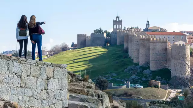 Offre exclusive : Escapade à Ávila avec dîner romantique et parking