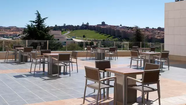 Offre exclusive : Escapade à Ávila avec dîner romantique et parking