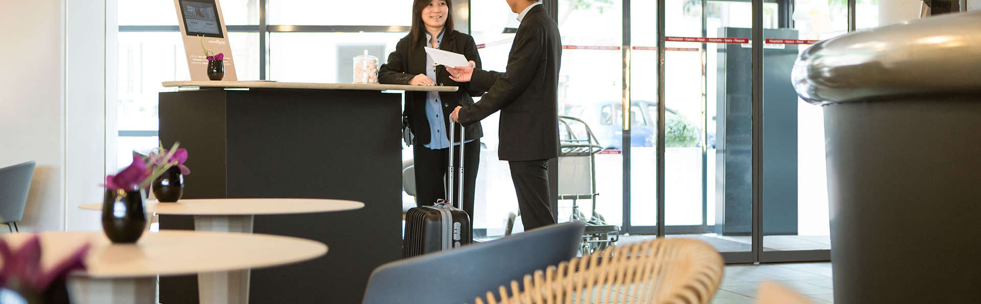 Novotel Suites Paris Rueil Malmaison - edit_reception.jpg