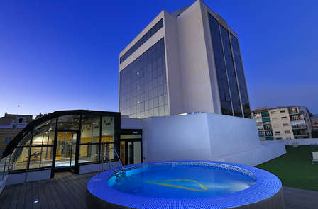 Mille et une nuits dans la Grenade millénaire avec visite guidée incluse.