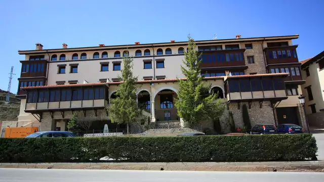Escapada romantica con spa privado botella de cava y bombones en el Maestrazgo