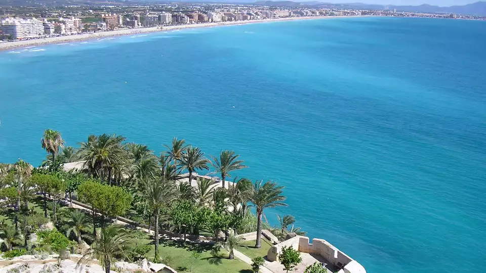 Descubre Peniscola con desayuno y un nino gratis en apartamento al lado de la playa