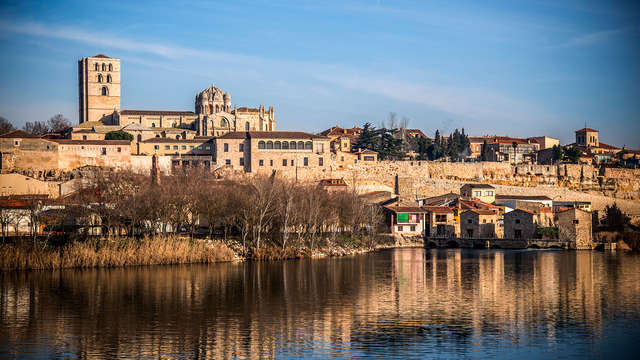 Escapada en Villanueva de Campeán con botella de vino y visita a bodega (desde 2 noches)