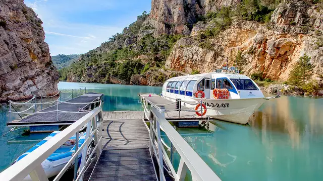 Escapada en balneario con travesía por el río Júcar, piscina termal y pensión completa