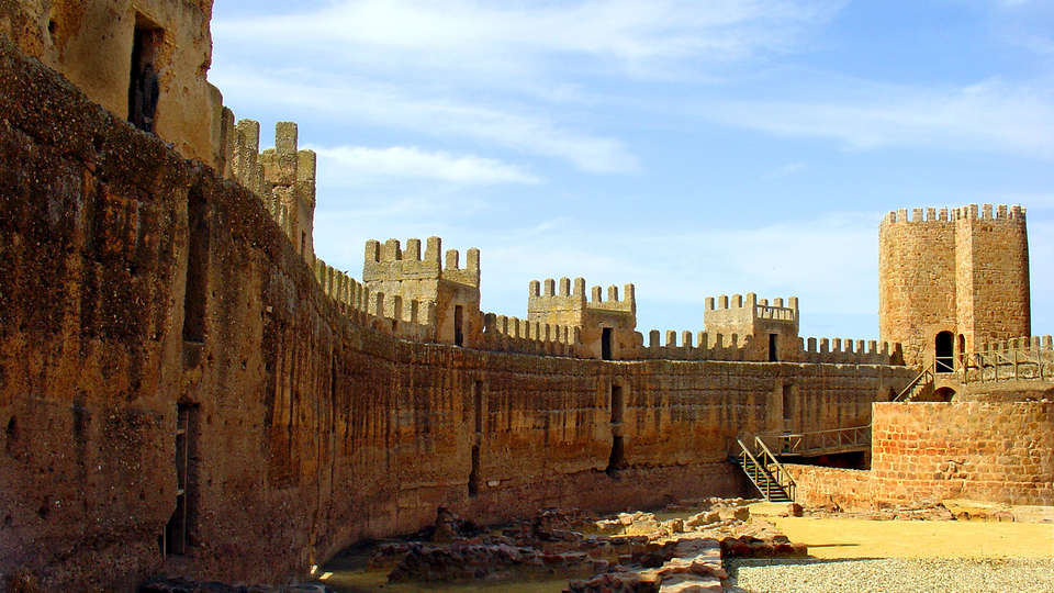Hotel Palacio Guzmanes - edit_Castillo.jpg