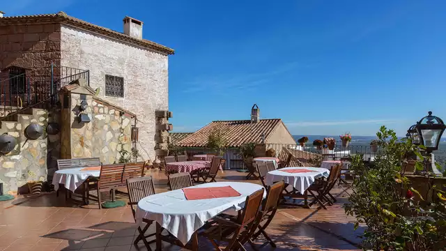 Ontdek Andalusie met cava diner en een kasteelbezoek