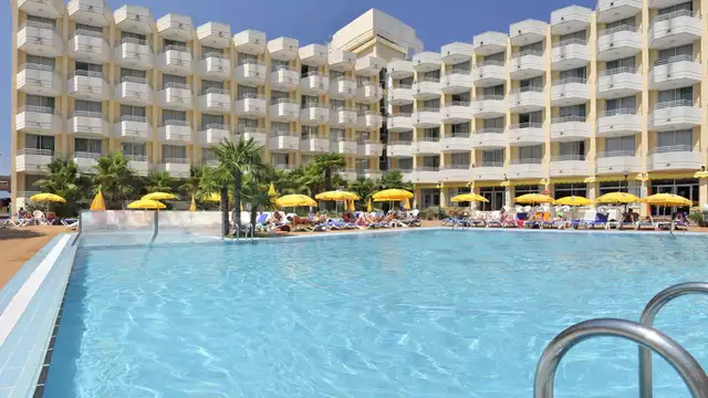 Pensión completa en Tossa de Mar con spa y botella de vino