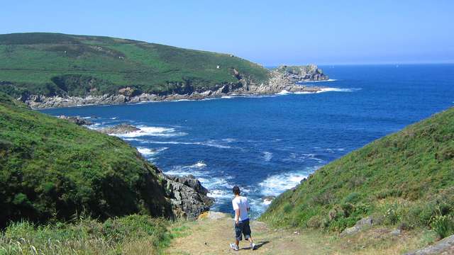 Escapada para tres personas a la costa gallega con crucero a la Isla de Ons