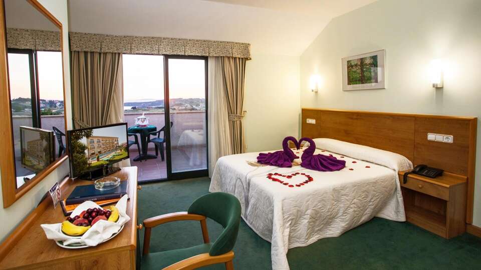 Oferta especial Escapada con desayuno detalles romanticos y cava en hotel con piscina