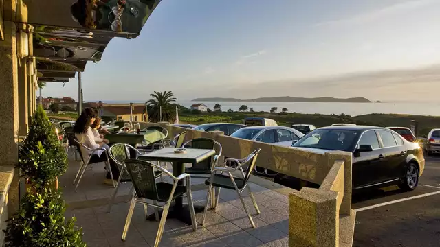 Ya huele a verano Escapada frente al mar con Paella entre Sanxenxo y O Grove desde noches