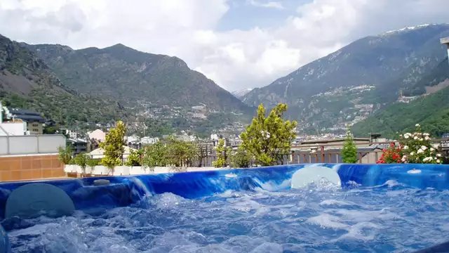 Ontspan in Andorra in dit hotel met zwembad en jacuzzi