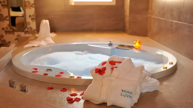 Escapada picante en suite con jacuzzi privado cava y lovebox cerca de Valencia