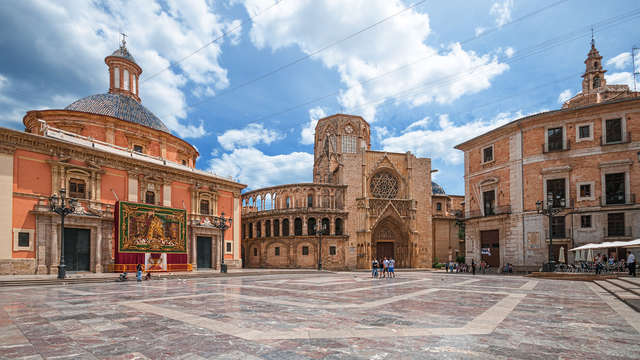 Descansa muy cerca de Valencia y disfruta de la visita guiada por el casco histórico