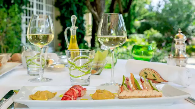 Dîner gastronomique et accès spa dans un hôtel 5* près d'Avignon