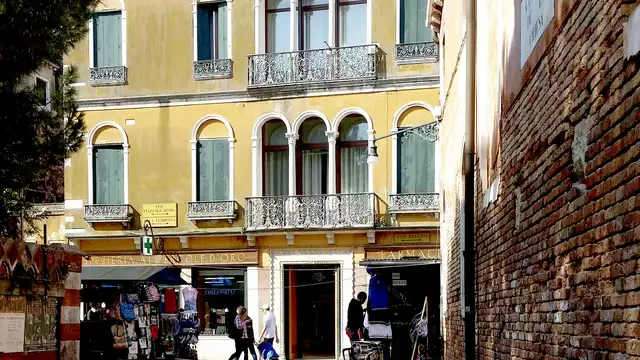 Verblijf in Venetië in ruime driepersoonskamer in een hotel in het hart van de stad