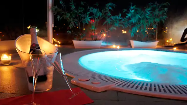 Escapada romántica con cava, sesión Jacuzzi y mucho más en Platja d'Aro